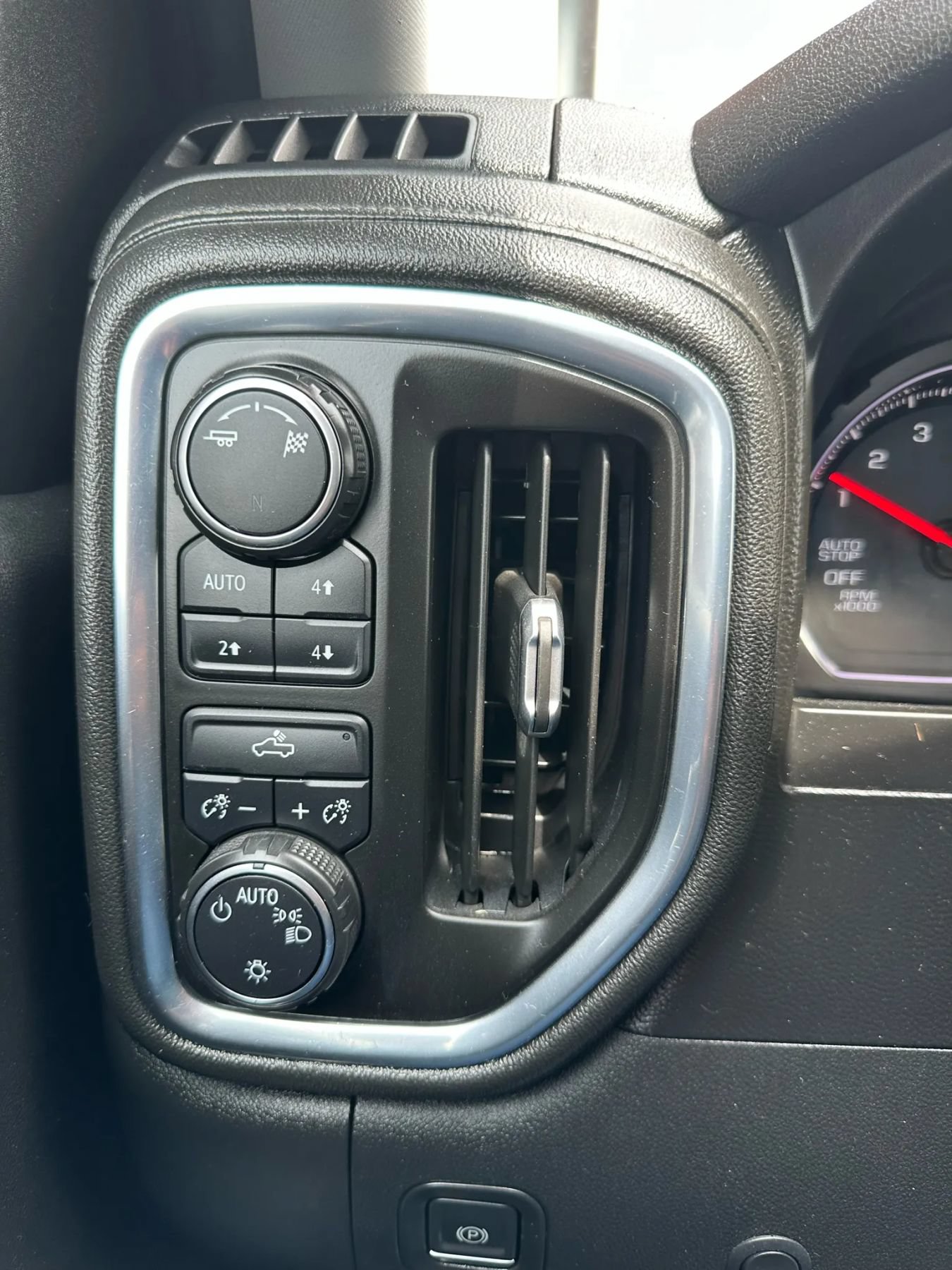 Used 2019 Chevrolet Silverado 1500 LT w/ Z71 Off-Road Package AWD/4WD image 7