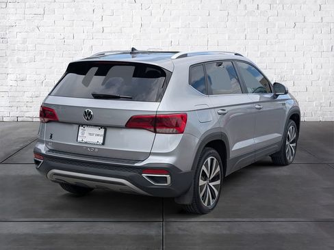 Used 2023 Volkswagen Taos SE w/ Panoramic Sunroof Package FWD image 7