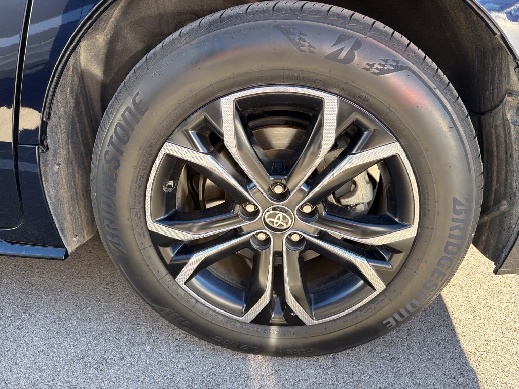 Used 2025 Toyota Sienna Platinum AWD/4WD image 4
