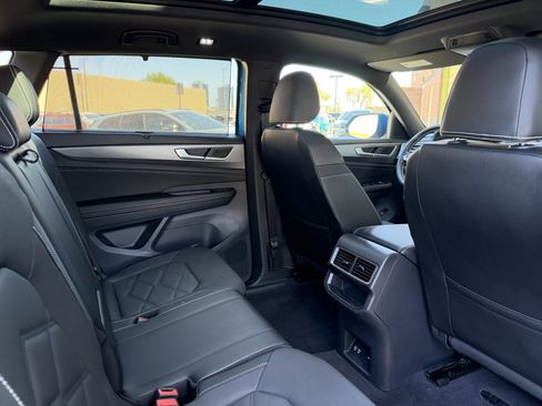 Used 2024 Volkswagen Atlas Cross Sport SE w/ Panoramic Sunroof Package FWD image 39