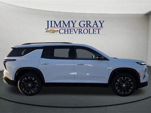 New 2026 Chevrolet Traverse LT image 2