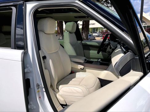 Used 2025 Land Rover Range Rover SE AWD/4WD image 10
