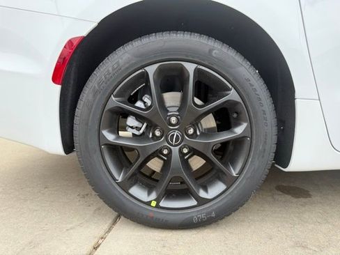 New 2026 Chrysler Pacifica Select w/ S Appearance Package image 9