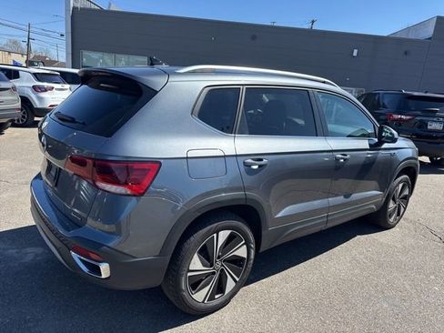 Used 2024 Volkswagen Taos SE image 6