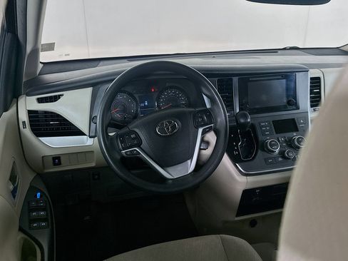 Used 2017 Toyota Sienna LE FWD image 18
