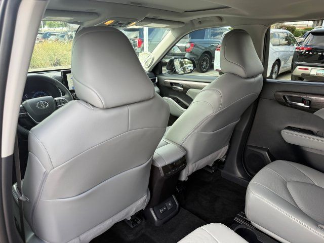 Used 2026 Toyota Highlander Limited AWD/4WD image 29