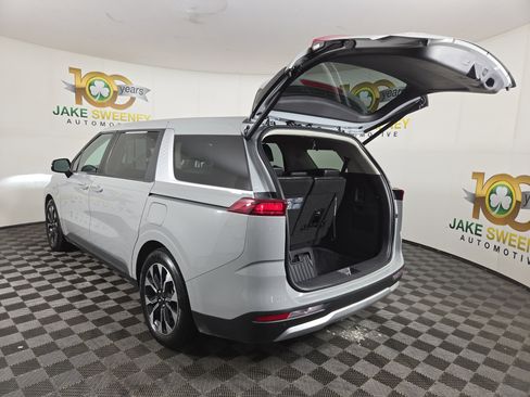Used 2024 Kia Carnival EX image 34