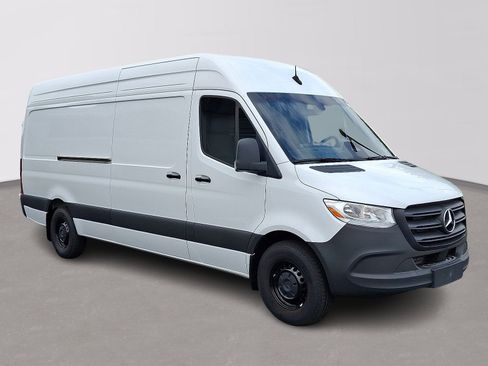 Used 2025 Mercedes-Benz Sprinter 2500 image 3