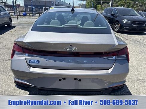 Used 2023 Hyundai Elantra SEL w/ Convenience Package FWD image 4