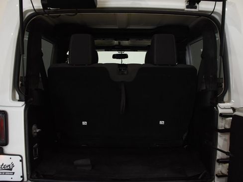 Used 2018 Jeep Wrangler Sahara w/ Connectivity Group AWD/4WD image 31