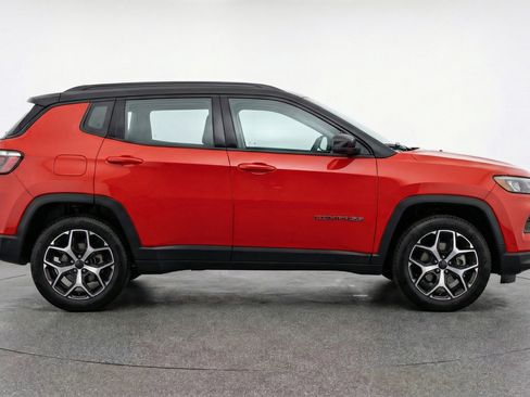 Used 2025 Jeep Compass Limited image 11