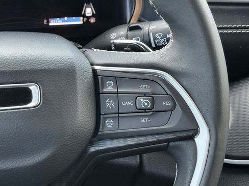 Used 2025 Jeep Grand Cherokee Altitude AWD/4WD image 14