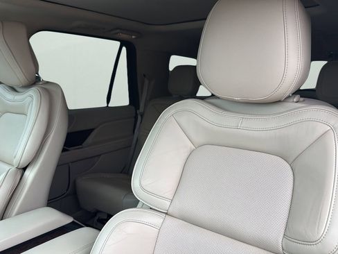 Used 2018 Lincoln Navigator Select AWD/4WD image 9