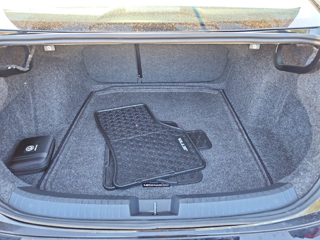 Certified 2025 Volkswagen Jetta SE w/ Sunroof Package FWD image 32