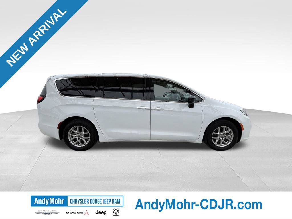 Used 2024 Chrysler Pacifica Touring-L FWD image 8
