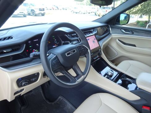 Used 2023 Jeep Grand Cherokee 4WD 4xe image 11