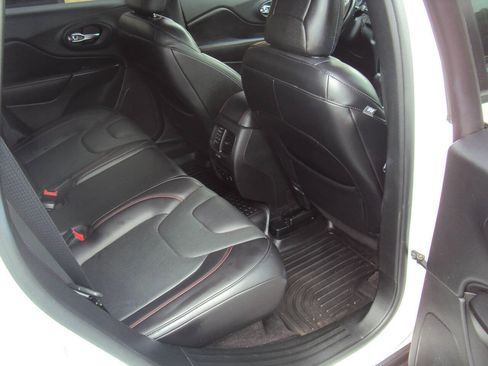 Used 2019 Jeep Cherokee Trailhawk AWD/4WD image 14