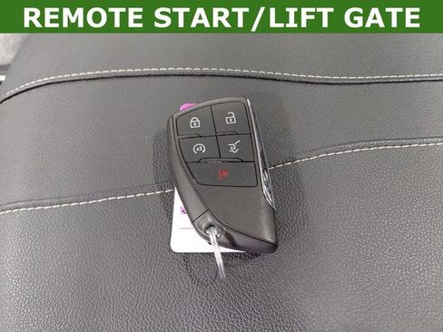 Used 2025 Chevrolet Traverse LT w/ Sun and Wheel Package AWD/4WD image 9