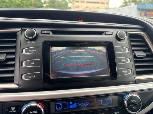 Used 2019 Toyota Highlander LE AWD/4WD image 26