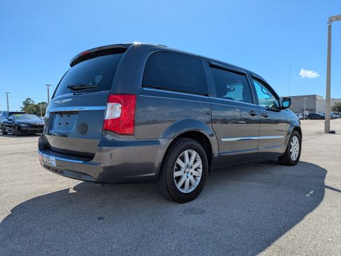Used 2016 Chrysler Town & Country Touring FWD image 4