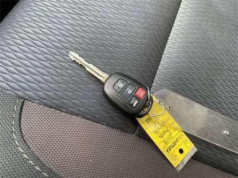 Used 2018 Toyota Corolla LE image 32