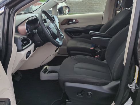 Used 2023 Chrysler Voyager LX FWD image 12