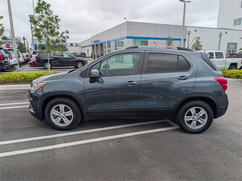 Used 2022 Chevrolet Trax LT w/ LT Convenience Package image 5