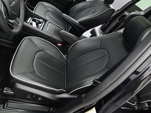 Used 2026 Chrysler Pacifica Limited FWD image 11