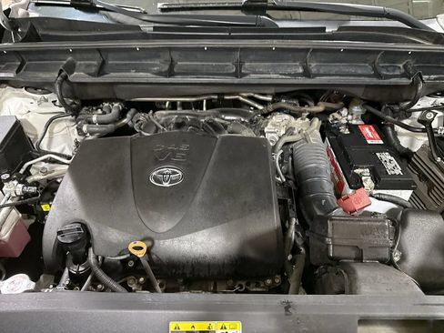 Used 2021 Toyota Highlander LE FWD image 25