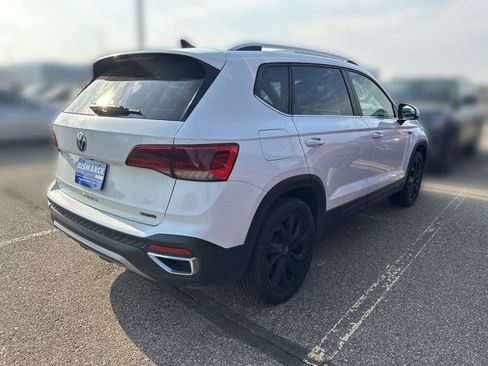 Certified 2023 Volkswagen Taos SE w/ Panoramic Sunroof Package AWD/4WD image 3