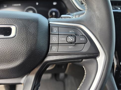 Used 2023 Jeep Grand Cherokee Altitude RWD image 28