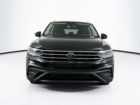 Used 2024 Volkswagen Tiguan SE w/ Panoramic Sunroof Package FWD image 6