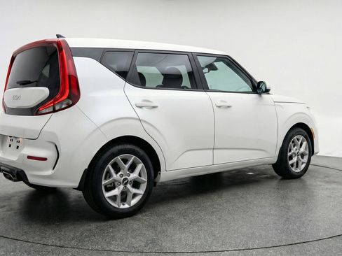 Used 2025 Kia Soul LX w/ LX Technology Package FWD image 9