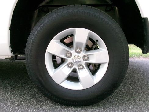Used 2019 RAM 1500 Tradesman w/ Chrome Appearance Group RWD image 39
