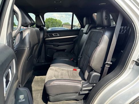 Used 2018 Ford Explorer XLT w/ Equipment Group 202A AWD/4WD image 45