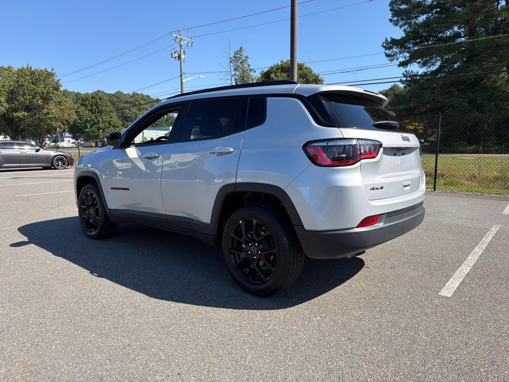 Used 2025 Jeep Compass Latitude w/ Convenience Group AWD/4WD image 7