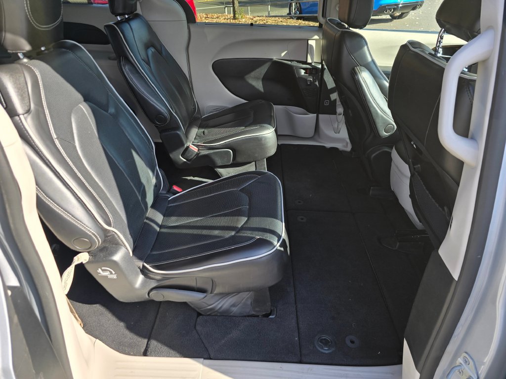 Used 2023 Chrysler Pacifica Limited FWD image 14