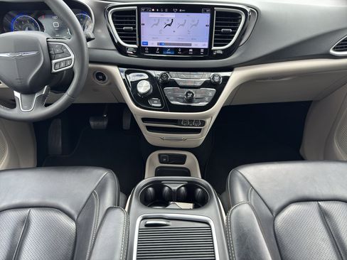 Used 2023 Chrysler Pacifica Touring-L FWD image 12