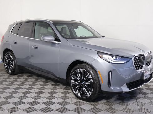 Used 2025 BMW X3 xDrive30i w/ Premium Package AWD/4WD image 3