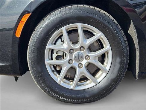 Used 2023 Chrysler Pacifica Touring-L FWD image 29