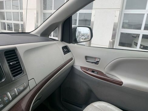 Used 2013 Toyota Sienna XLE image 21