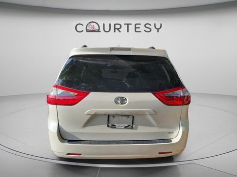 Used 2020 Toyota Sienna XLE FWD image 16