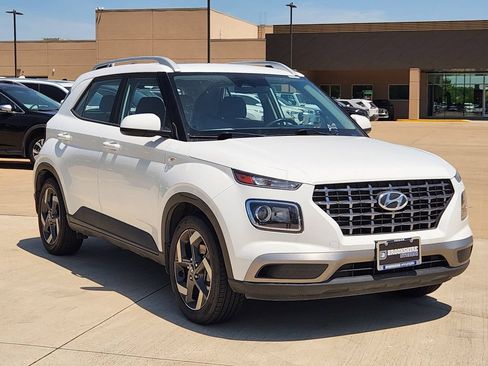 Used 2024 Hyundai Venue SEL FWD image 5