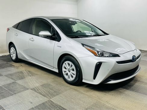 Used 2019 Toyota Prius LE image 1