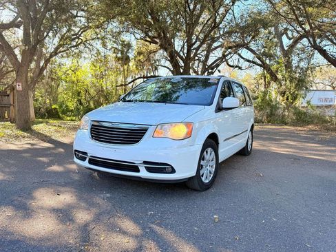 Used 2014 Chrysler Town & Country Touring image 1