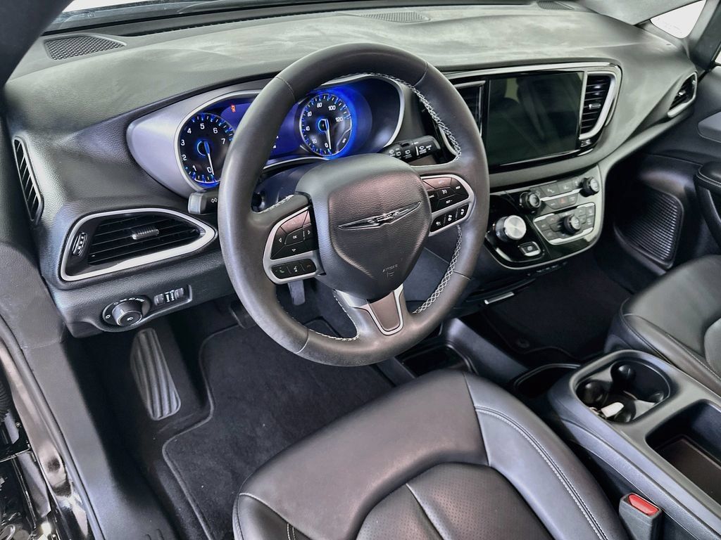 Used 2025 Chrysler Pacifica Select FWD image 28