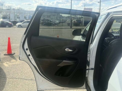 Used 2019 Jeep Cherokee Latitude Plus image 11