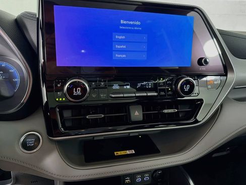 Used 2024 Toyota Highlander Platinum FWD image 19