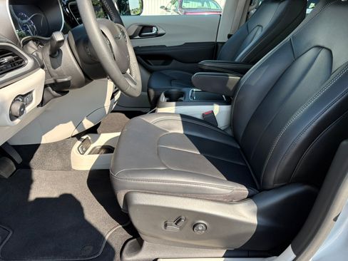 Used 2024 Chrysler Pacifica Touring-L FWD image 18