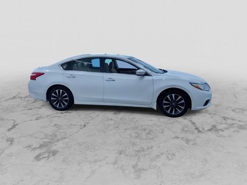 Used 2017 Nissan Altima 2.5 SV w/ Convenience Package FWD image 2